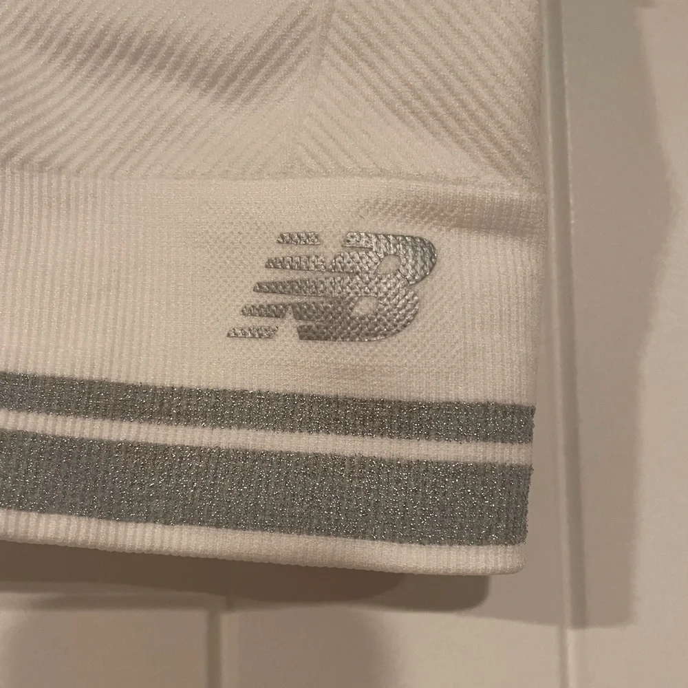 NWT New Balance White Medium Impact Sports bra Size: S - Picture 3 of 5